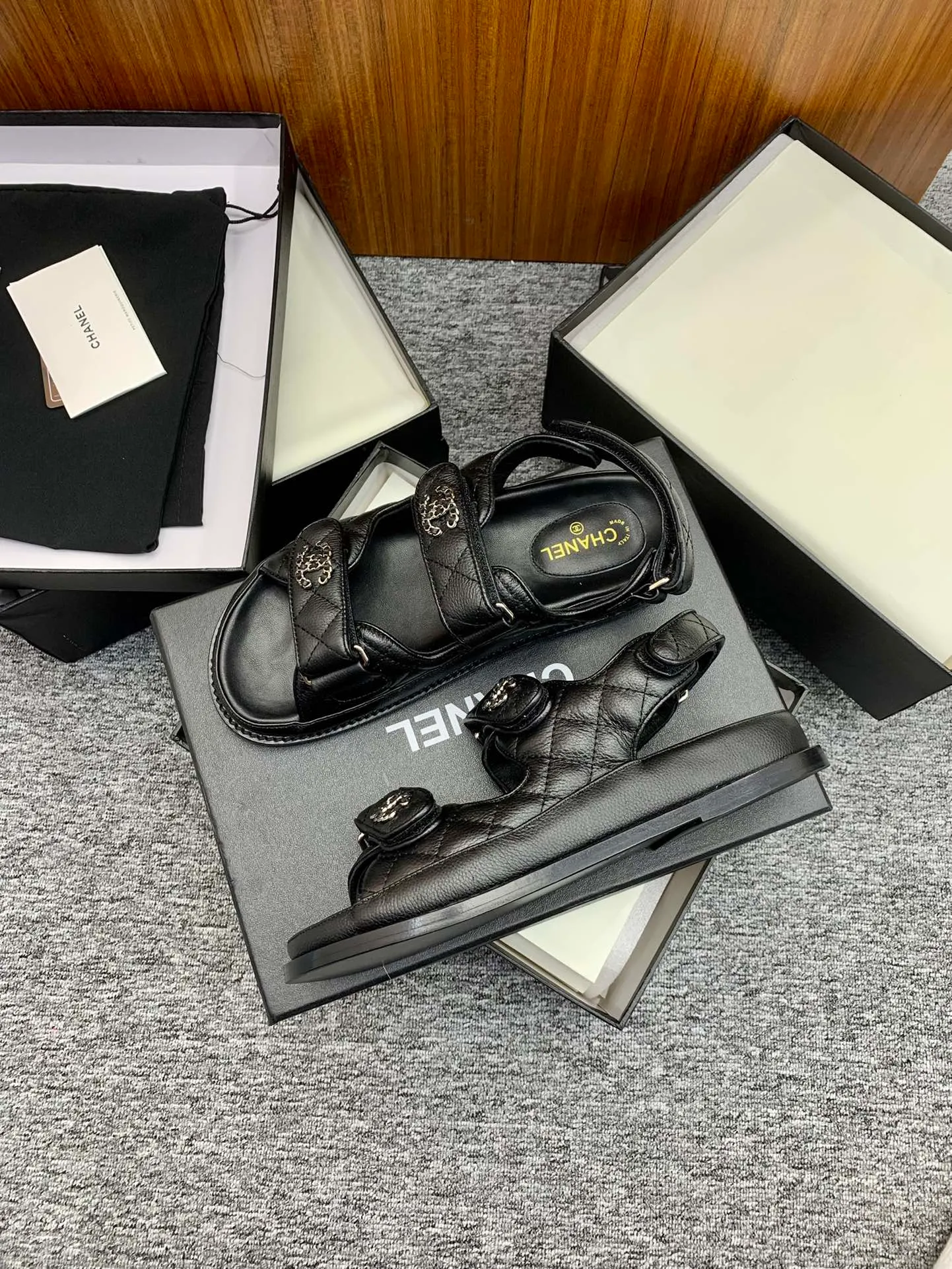 👟👟Ex-factory price 480👟👟 👑Crown👑Top purchasing version✈️ CHANEL Xiaoxiang 2022 spring and summer latest season double C Velcro casual sandals! Summer beach sandals 🏖️! A sandal that is super comfortable on your feet! A must-have classic! ✊Adhere to the original 1:1 mold customization! Feel free to compare! Give you a genuine foot feel! The first choice for high-end customers to purchase ❤️ [Material] 👑 Fabric: Original customized pebbled cowhide/satin buckle 👑 Lining: Original imported water-dyed sheepskin 👑 Outsole: Original open-molded genuine leather outsole [Number of yards] 35-41 (⚠️34/41 needs to be customized, non-refundable and non-exchangeable) [Packaging] 🎁Configured with original packaging